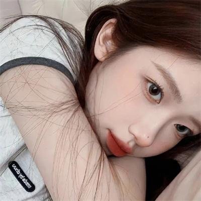 圈内顶流旧照被扒，品牌连夜解约，一个月持续发酵